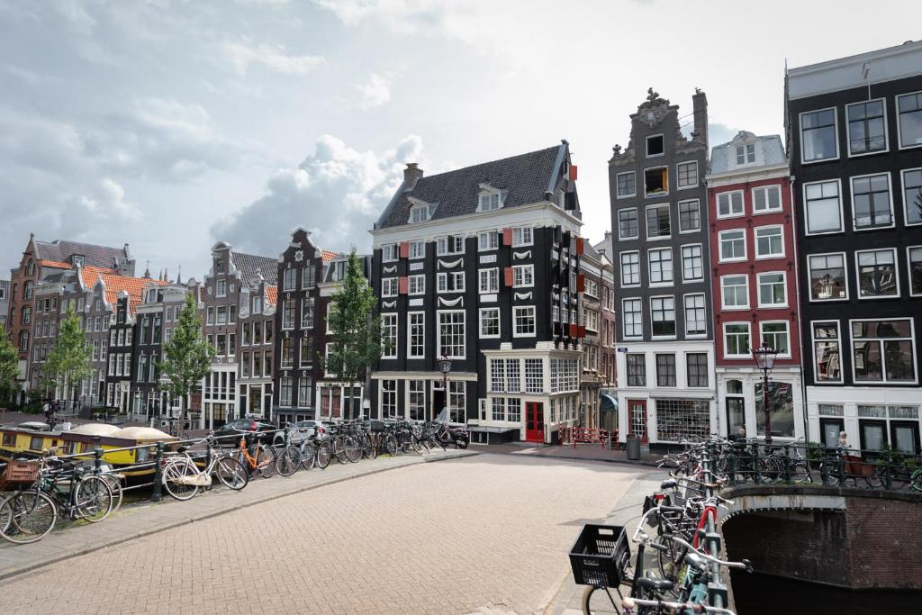 een groep fietsen geparkeerd op een straat met gebouwen bij Boutique Hotel The Craftsmen in Amsterdam