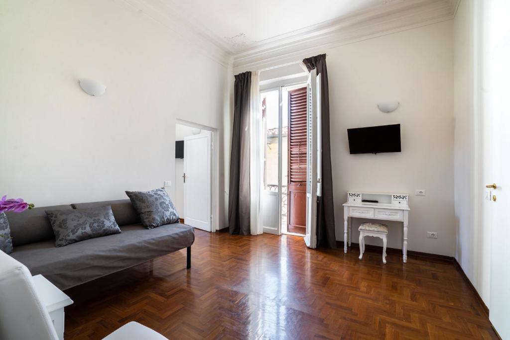 Televízia a/alebo spoločenská miestnosť v ubytovaní Live Florence Guest House