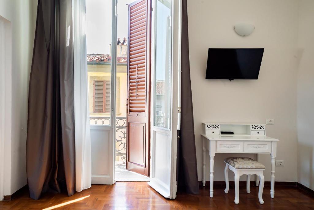 Televízia a/alebo spoločenská miestnosť v ubytovaní Live Florence Guest House