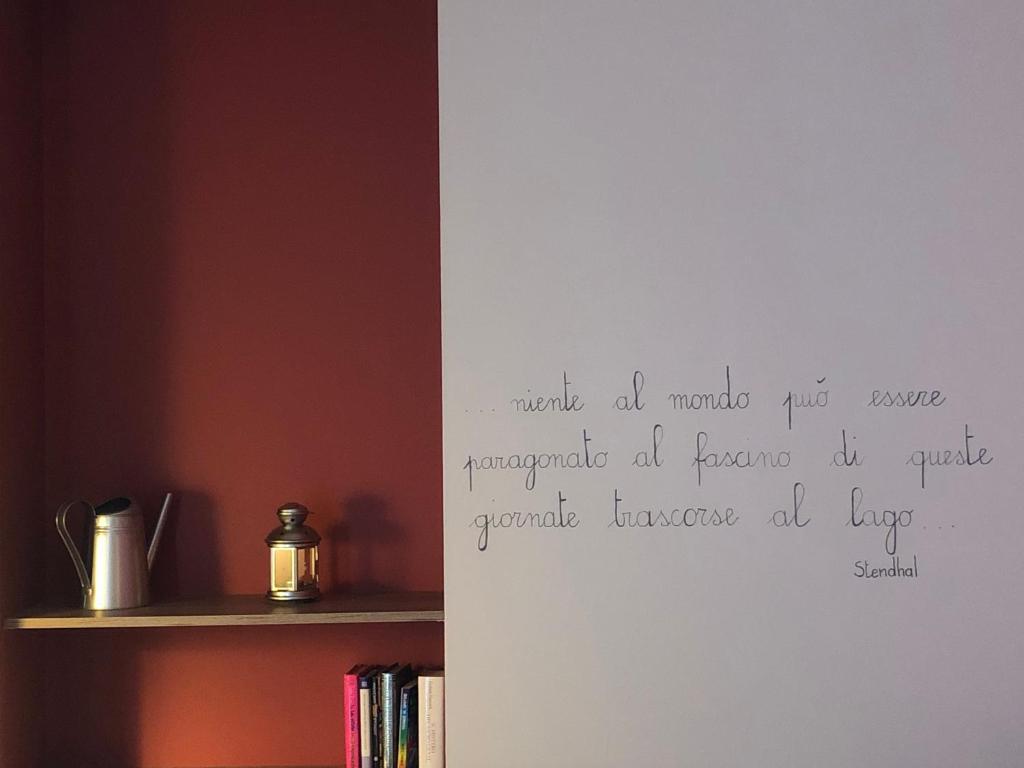 un morceau de papier sur un mur avec écriture sur celui-ci dans l'établissement Casa Diverio, à Stresa