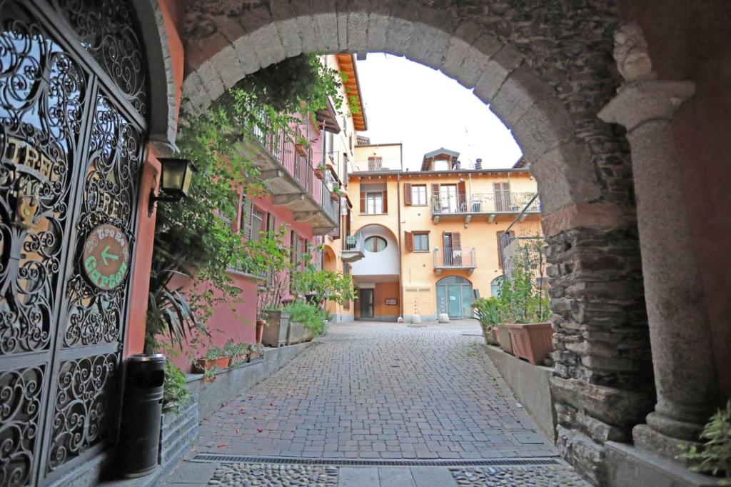 an alley in a city with an archway at Ca' De' Mumi in Luino