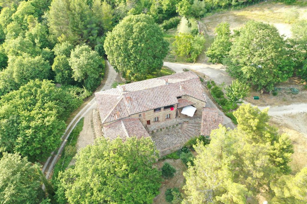 une vue aérienne sur une maison au milieu des arbres dans l'établissement Agriturismo Podere Costarella, à Radicondoli