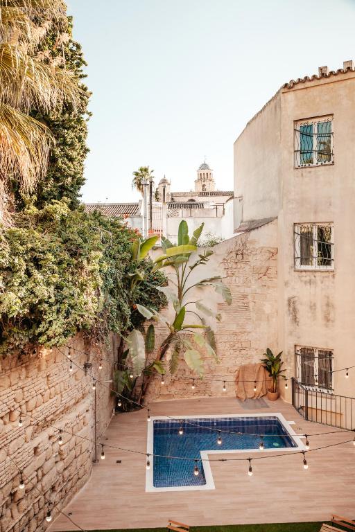 basen na dziedzińcu budynku w obiekcie ASTUTO Boutique Jerez - Adults Only w mieście Jerez de la Frontera