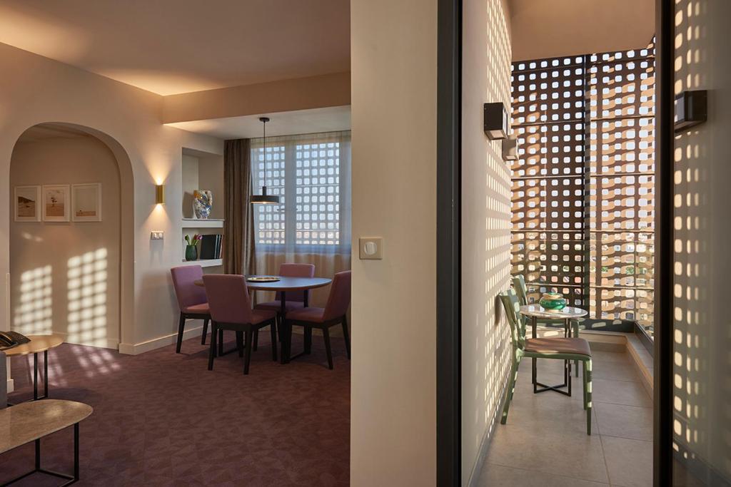 Posezení v ubytování M Suite Hotel