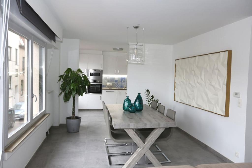 a dining room with a wooden table in a kitchen at Windekind V1 in Blankenberge