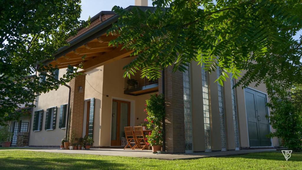 a house with a porch and a balcony at Antico Alveo in Camponogara