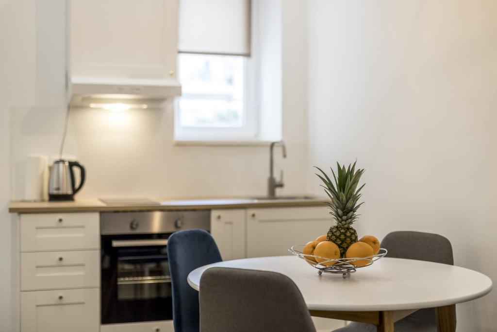 eine Küche mit einem Tisch mit einer Obstschale darauf in der Unterkunft Apartment Lana in Split