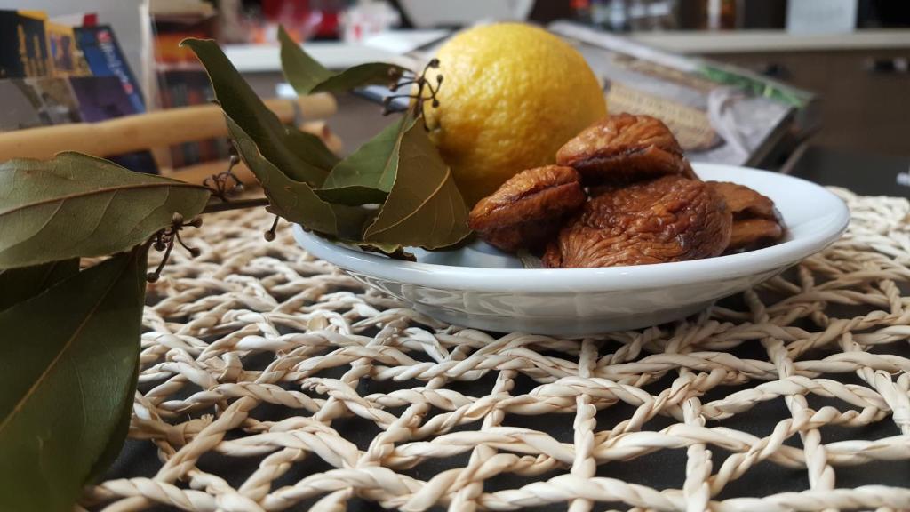 un bol de fruta y un limón sobre una mesa en B&B Il Viandante, en Mesagne