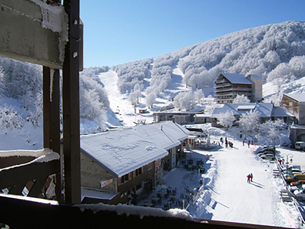 uitzicht op een skigebied in de sneeuw bij Col de Rousset - App. 2 P in Rousset