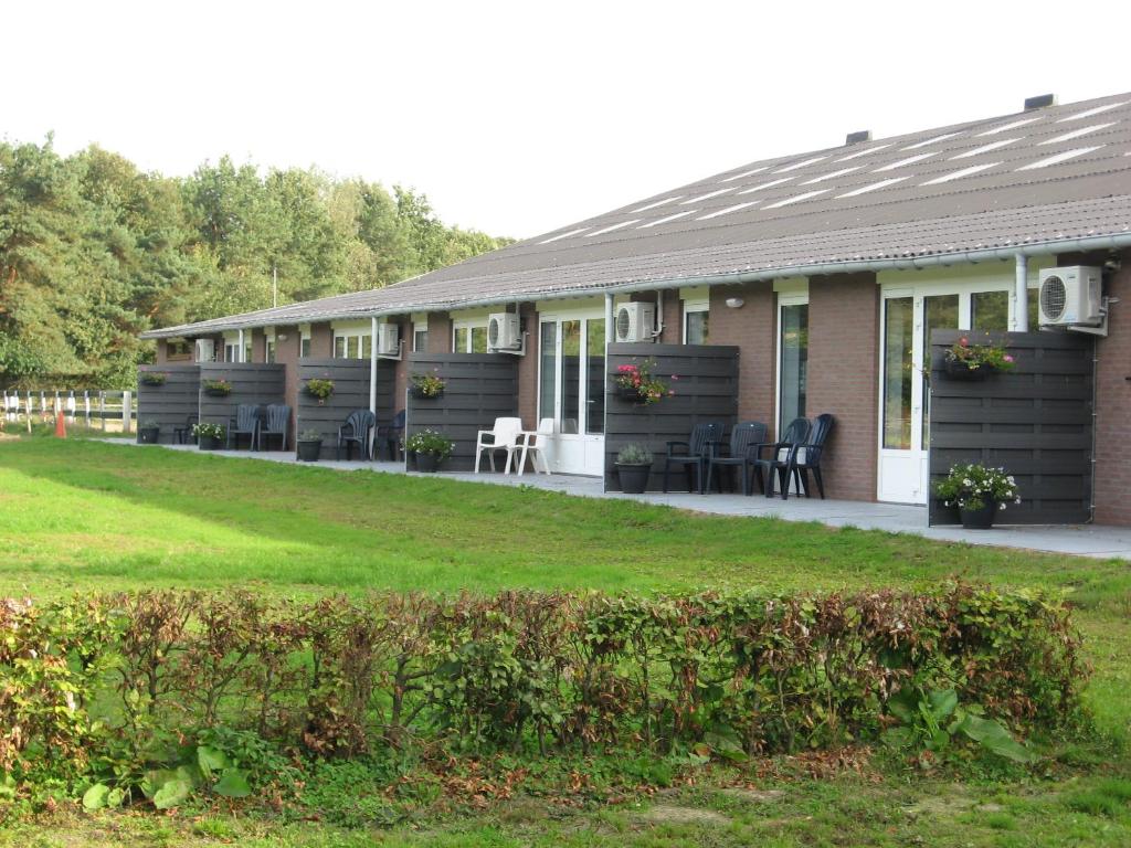 un edificio con césped delante en Rustpunt Groote Heide en Heeze