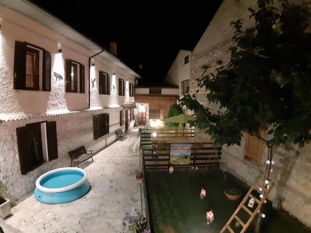 an outdoor courtyard with a blue tub in a building at B&B IL VECCHIO LUPO in Campo di Giove