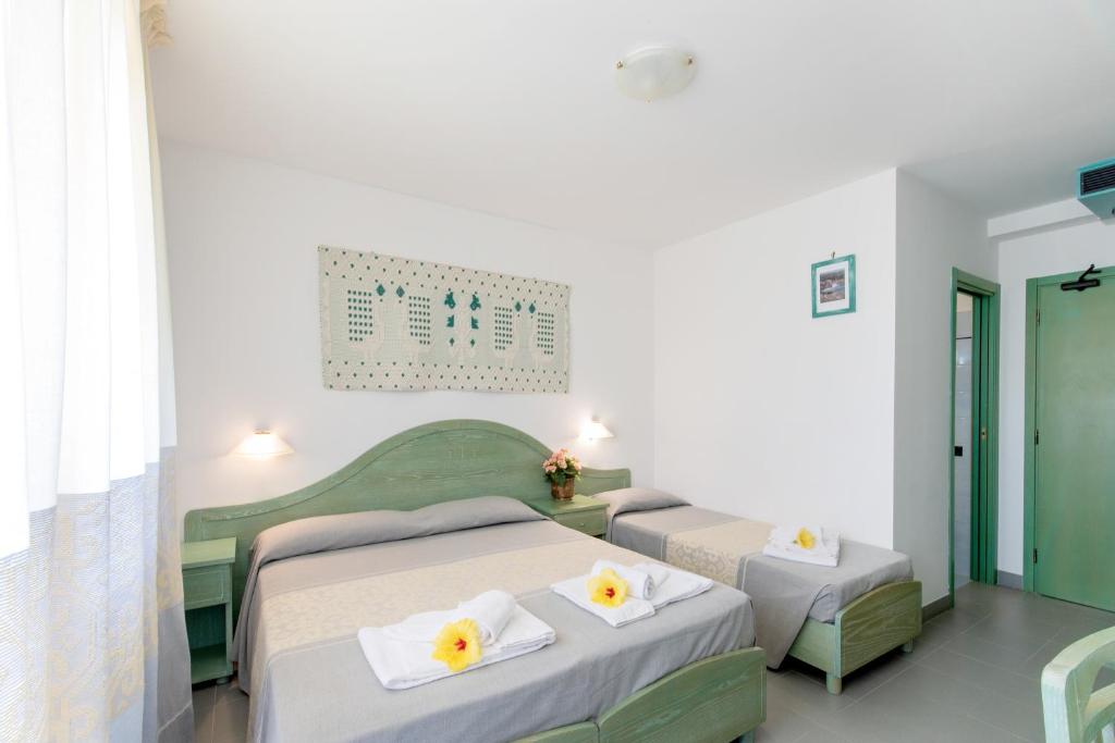 Postel nebo postele na pokoji v ubytování Hotel Cala Dei Pini