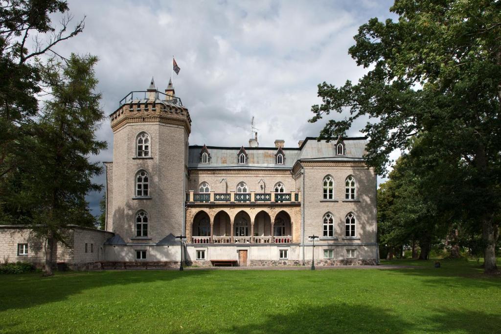 Laitse castle في Laitse: قلعة كبيرة أمامها ميدان عشبي