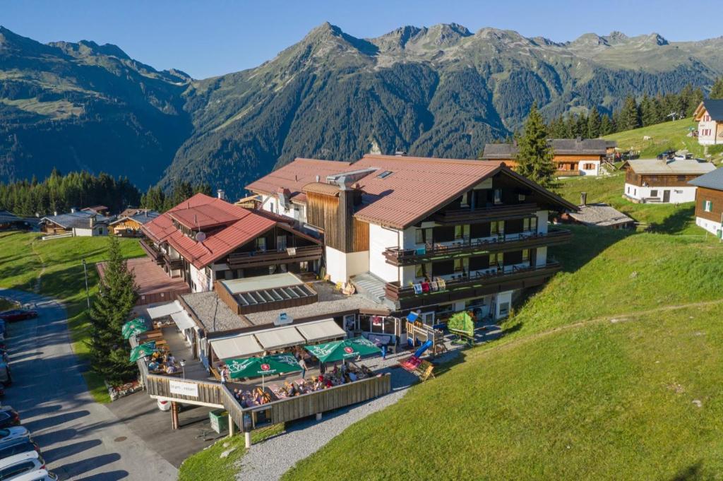 une vue aérienne sur un hôtel avec des montagnes en arrière-plan dans l'établissement T3 Alpenhotel Garfrescha, à Sankt Gallenkirch