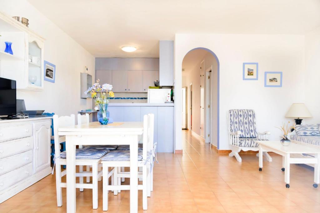 uma cozinha e sala de jantar com mesa e cadeiras em SOL NAIXENT em Fornells