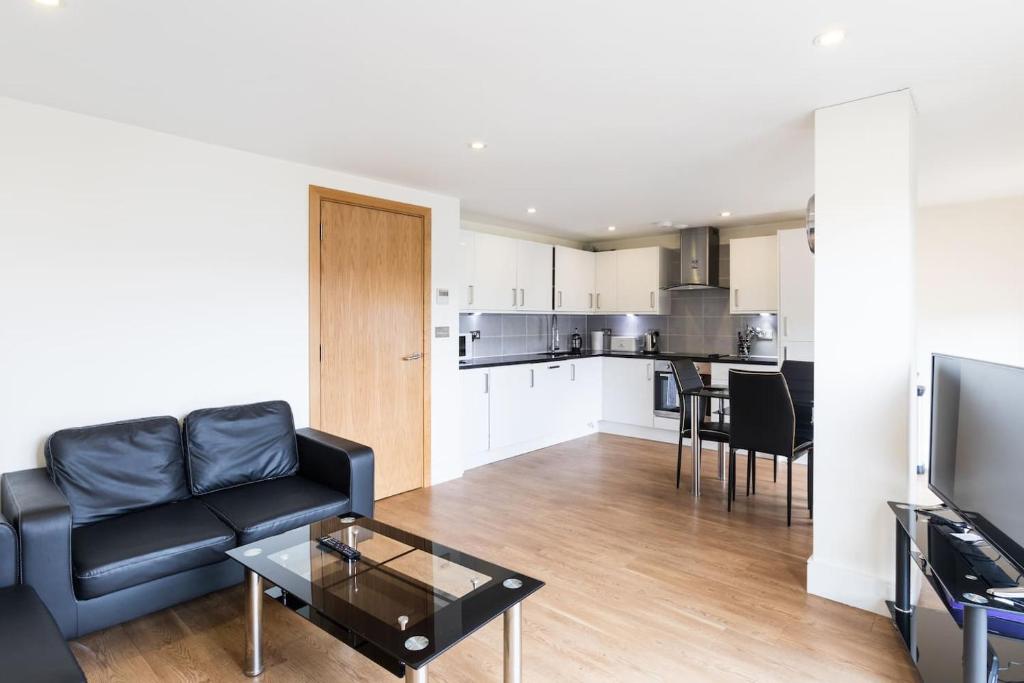 uma sala de estar com um sofá e uma mesa em Modern 2 Bed 2 Bath Apartment Hyde Park em Londres