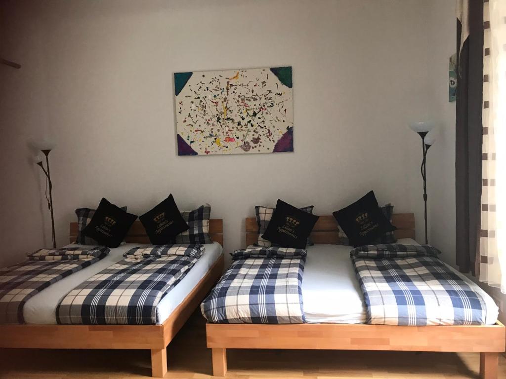 two beds sitting next to each other in a room at City Center Studio in Graz