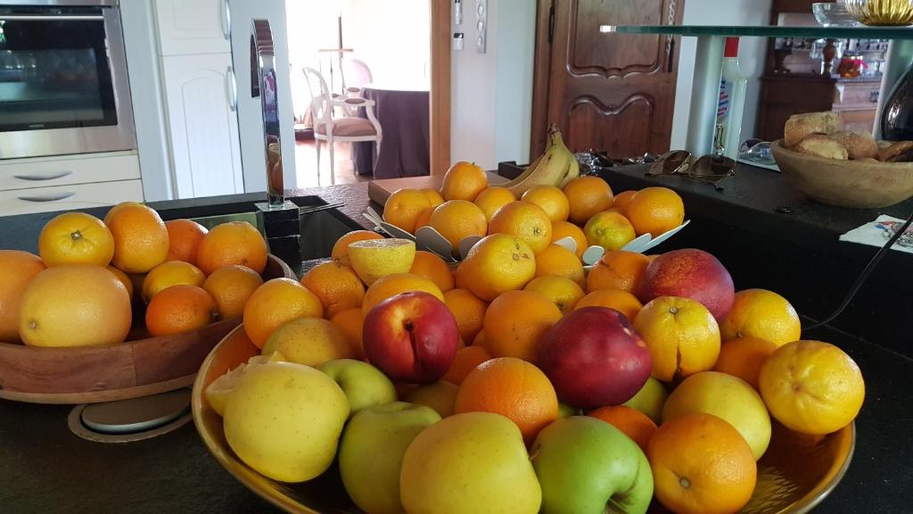 two bowls of fruit on a counter in a kitchen at Maison d hotes Lapitxuri in Arcangues