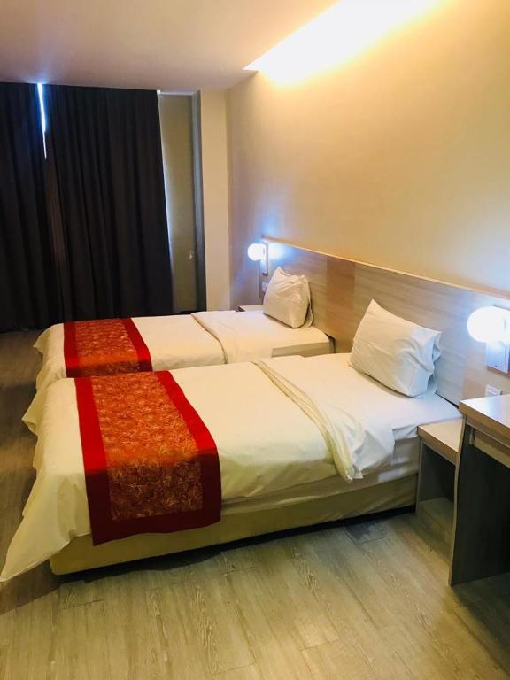 Postel nebo postele na pokoji v ubytování N&L HOTEL KUALA TERENGGANU