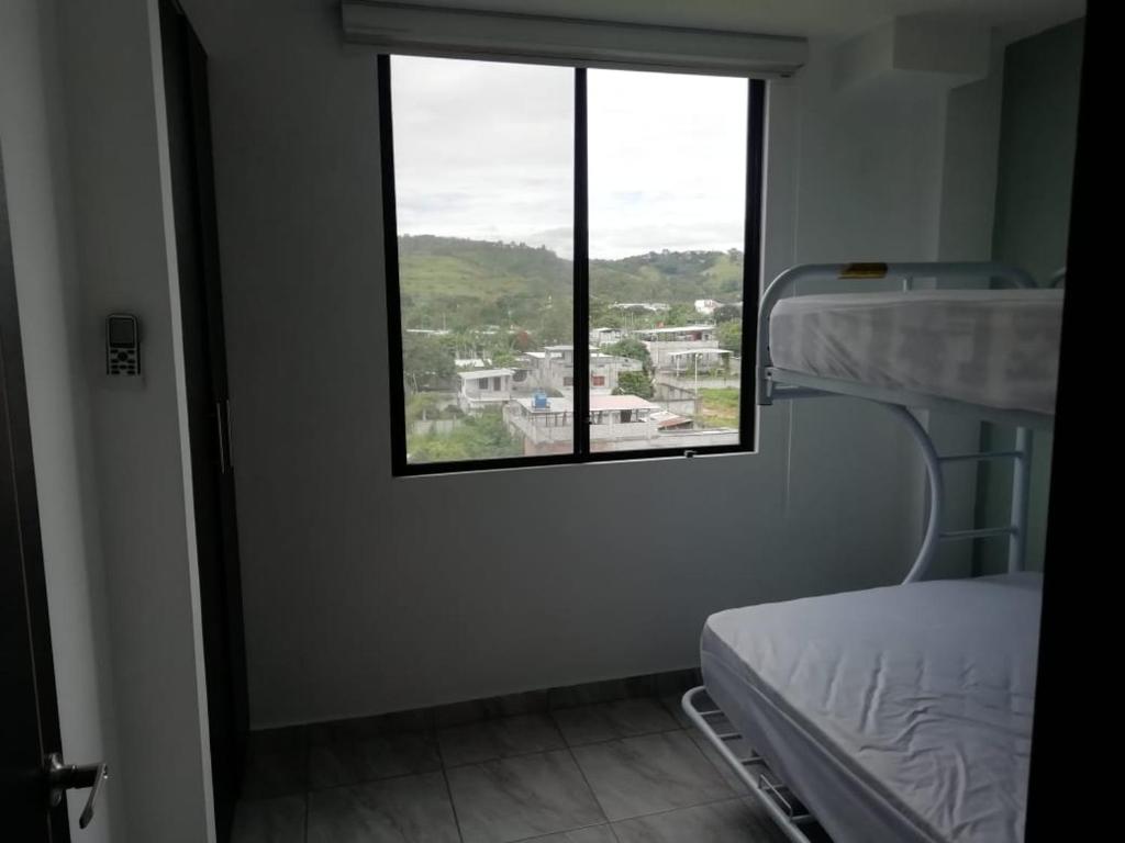 une chambre avec fenêtre dans un hôpital dans l'établissement Edificio Nancabez III, à Tonsupa