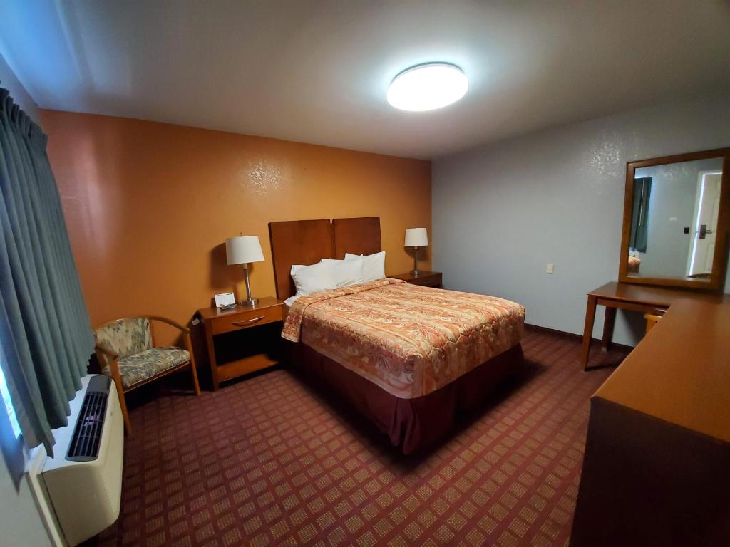 Postel nebo postele na pokoji v ubytování Economy Inn