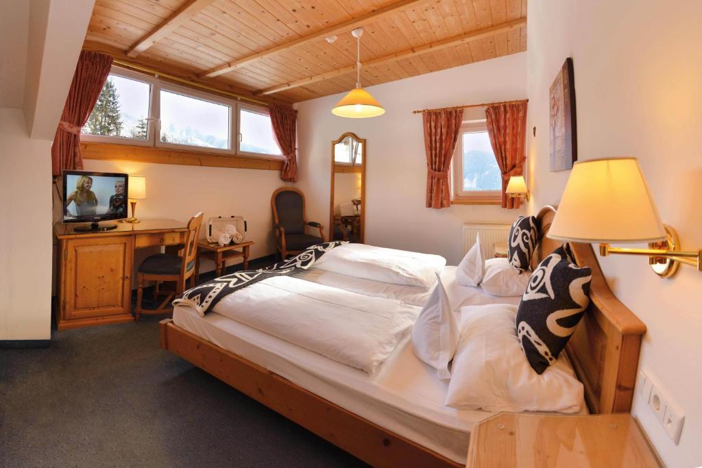 Postel nebo postele na pokoji v ubytování The Vista Hotel