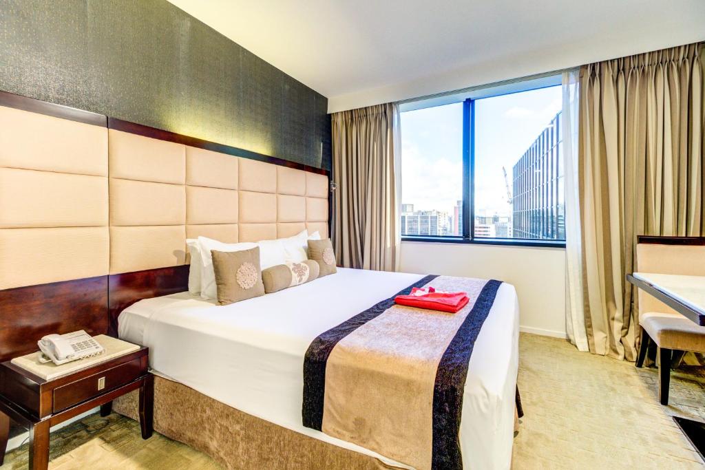 Postel nebo postele na pokoji v ubytování VR Queen Street Hotel & Suites