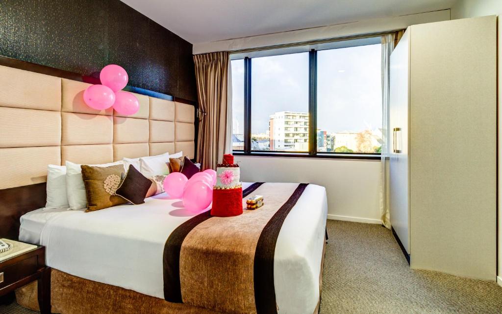 Postel nebo postele na pokoji v ubytování VR Queen Street Hotel & Suites
