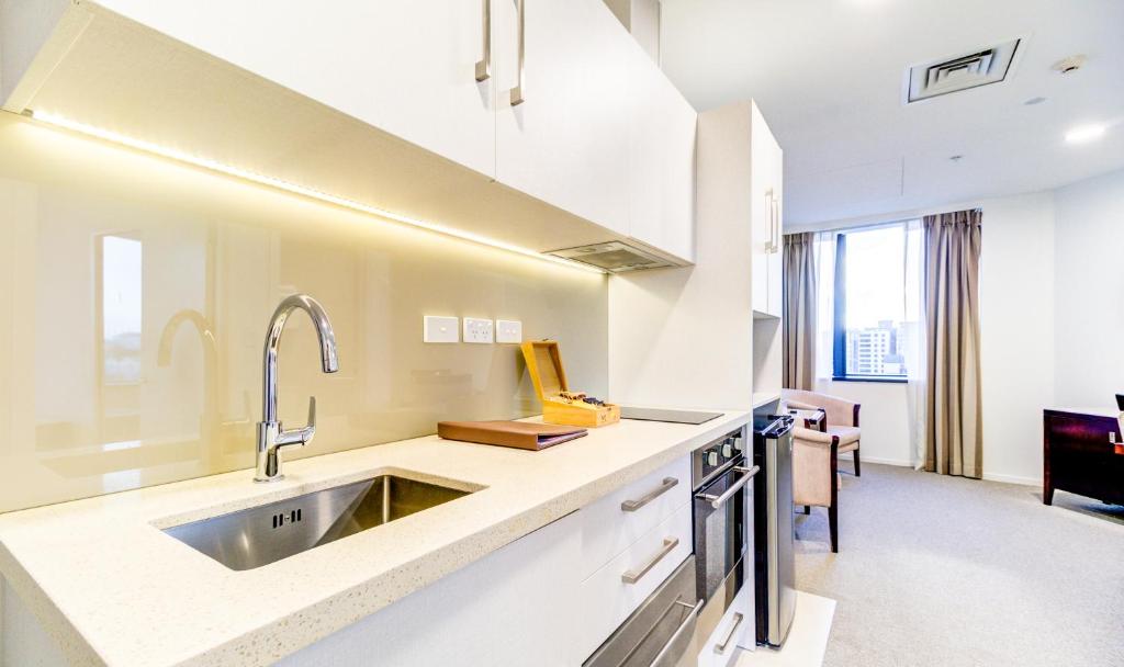Kuchyň nebo kuchyňský kout v ubytování VR Queen Street Hotel & Suites