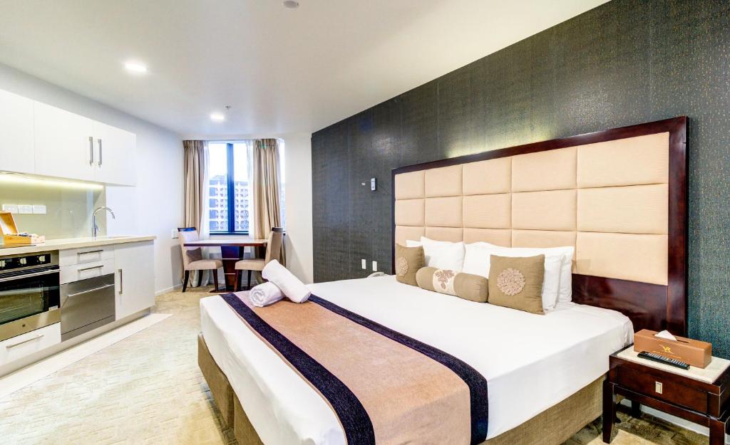 Kuchyň nebo kuchyňský kout v ubytování VR Queen Street Hotel & Suites