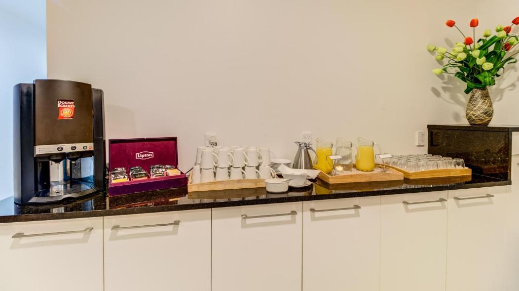 Kuchyň nebo kuchyňský kout v ubytování VR Queen Street Hotel & Suites