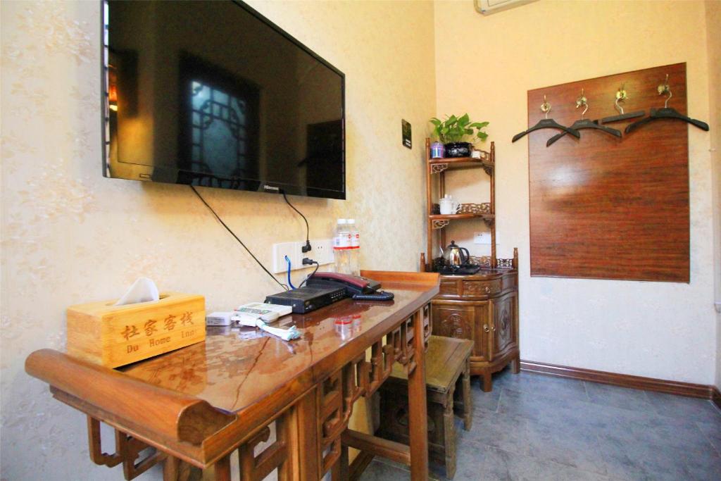 TV a/nebo společenská místnost v ubytování Pingyao Hu lu wa Home Inn