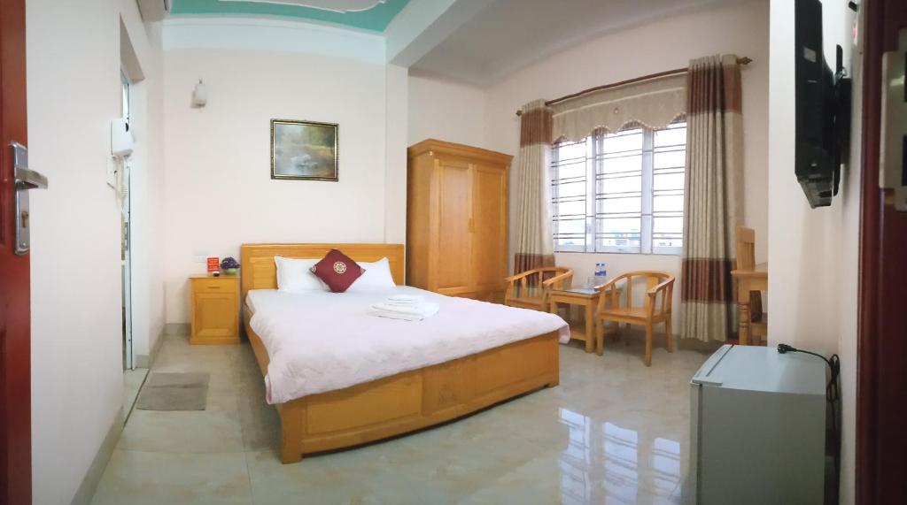 um quarto com uma cama e uma mesa em Hải Lưu Hotel em Cái Rồng