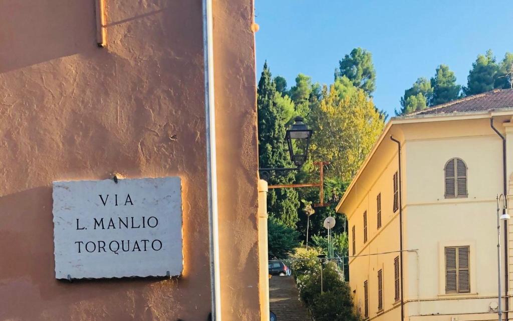 Un cartello che legge vla la mandula torunciula su un edificio di Residence Tucci ad Ascoli Piceno