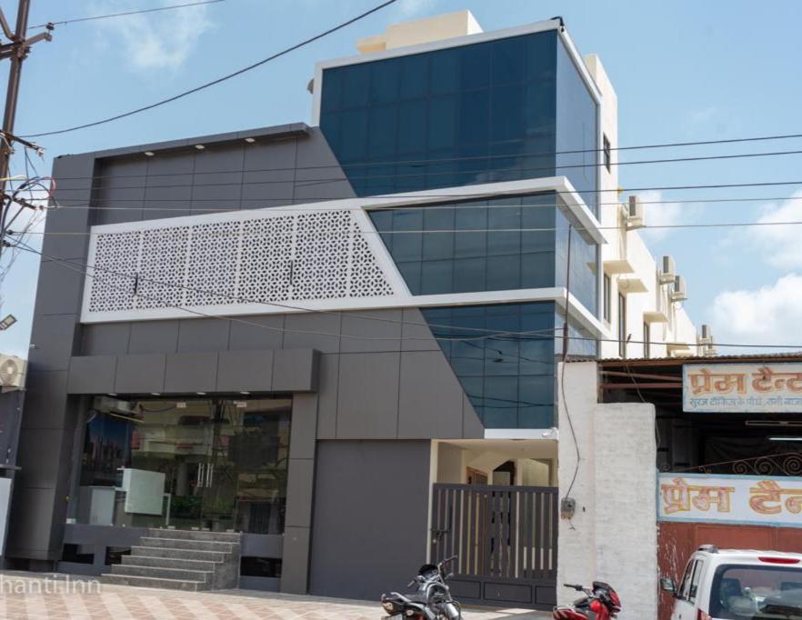 un grande edificio di vetro con motociclette parcheggiate di fronte di Hotel Shanti Inn a Bikaner