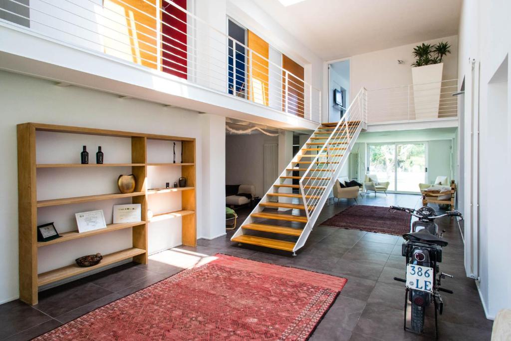eine Treppe in einem Haus mit einem Wohnzimmer in der Unterkunft Luxury Villa Moruse in Melendugno