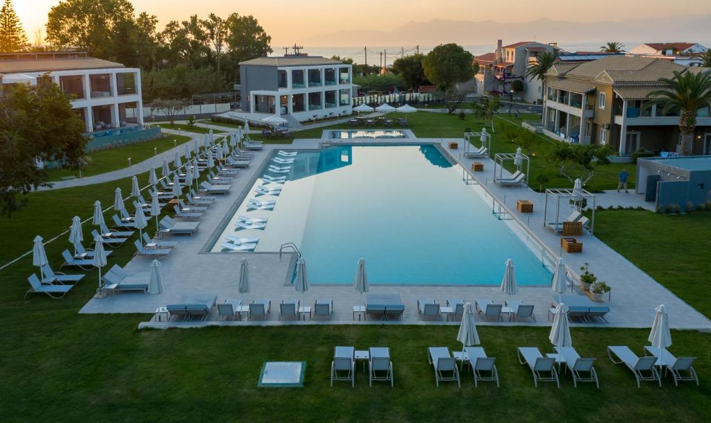 una vista sul soffitto di una piscina con sedie e ombrelloni di Acharavi Beach Hotel ad Acharavi