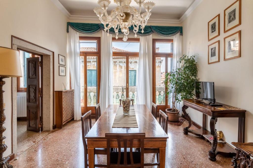 une salle à manger avec une table et un piano dans l'établissement Venezia La Fenice, à Venise