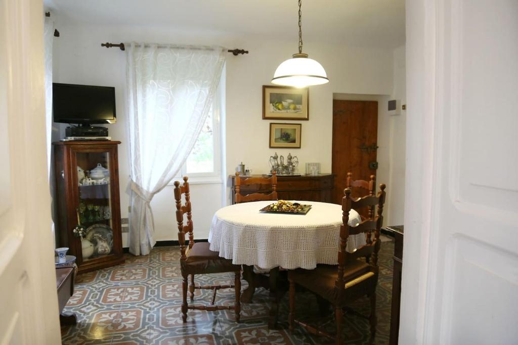 a dining room with a table and chairs and a window at Ca' di Ro in Camogli