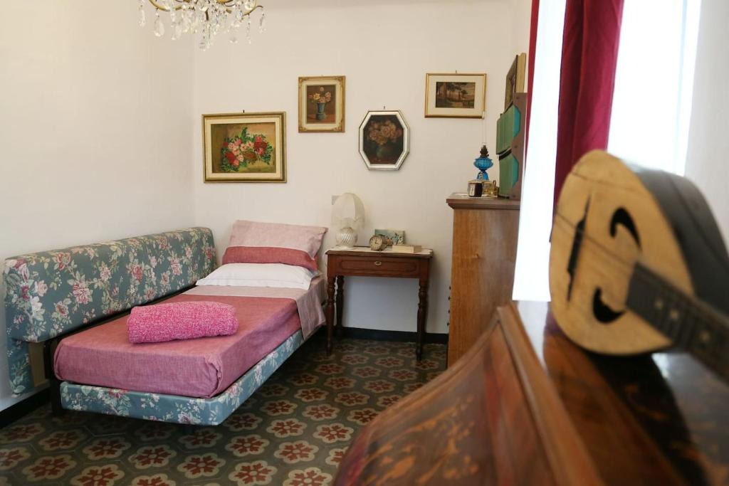a living room with a couch and a table at Ca' di Ro in Camogli