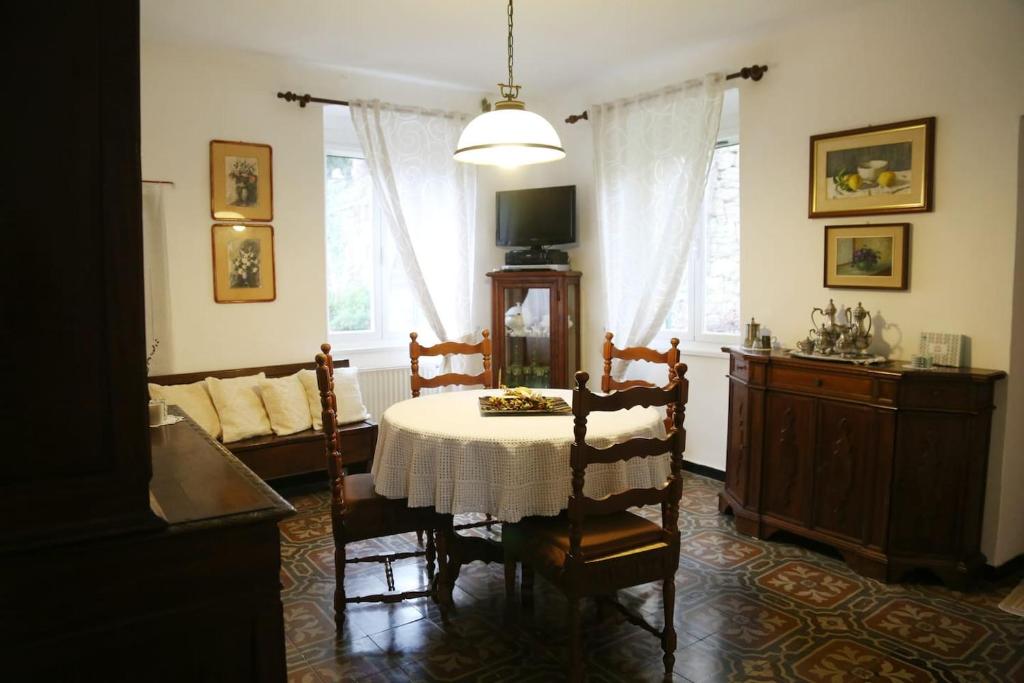 a living room with a table and a couch at Ca' di Ro in Camogli