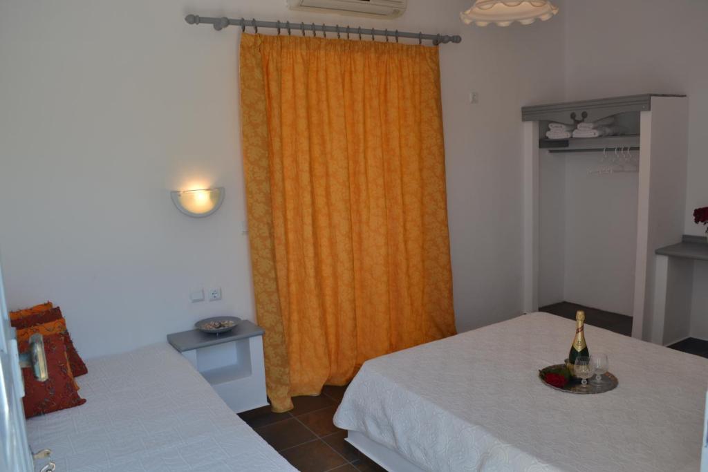 Postel nebo postele na pokoji v ubytování Skyros Koxilas Studios