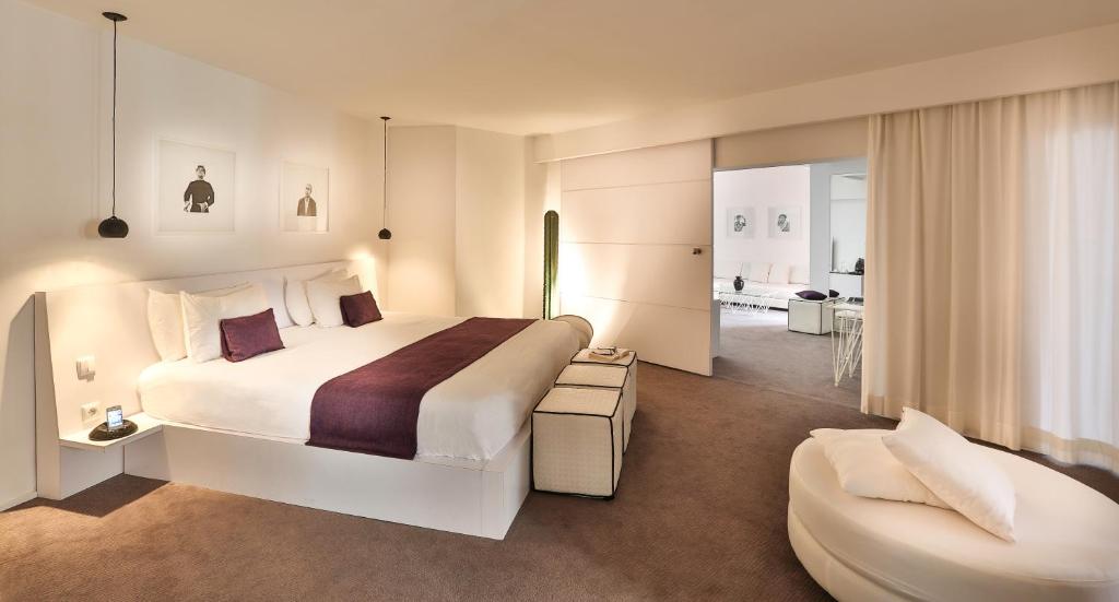馬拉喀什的住宿－巴布酒店，酒店客房设有一张大床和一张沙发。