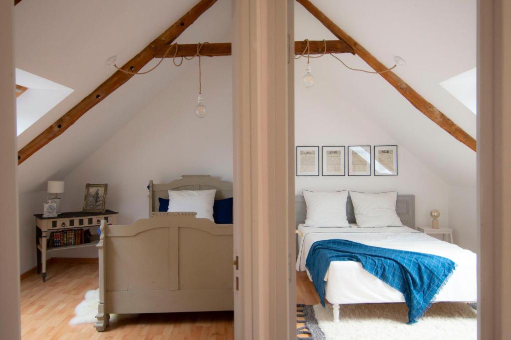 1 dormitorio con 1 cama en el ático en La Ville Tanet, en Landéhen