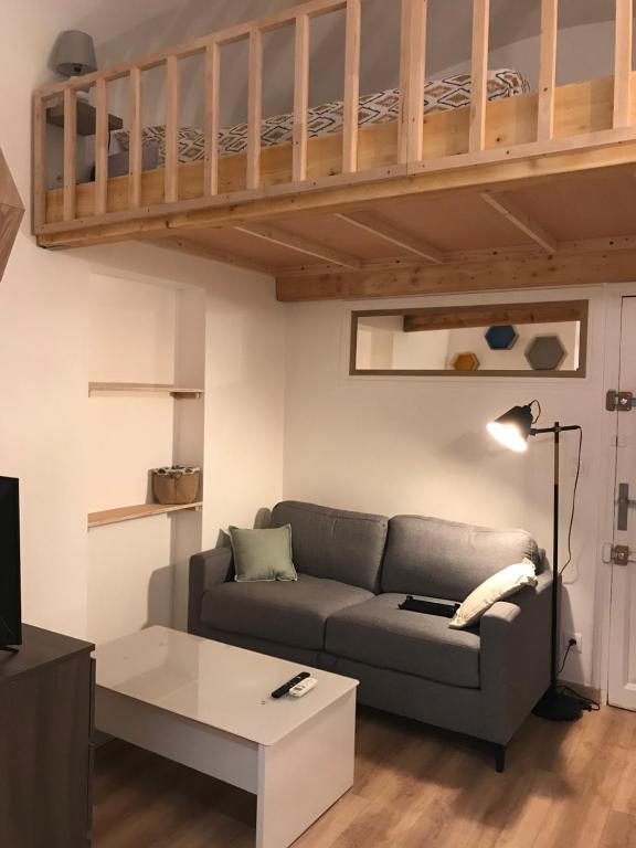 - un salon avec un canapé et une mezzanine dans l'établissement Studio plein centre ville, à Ajaccio