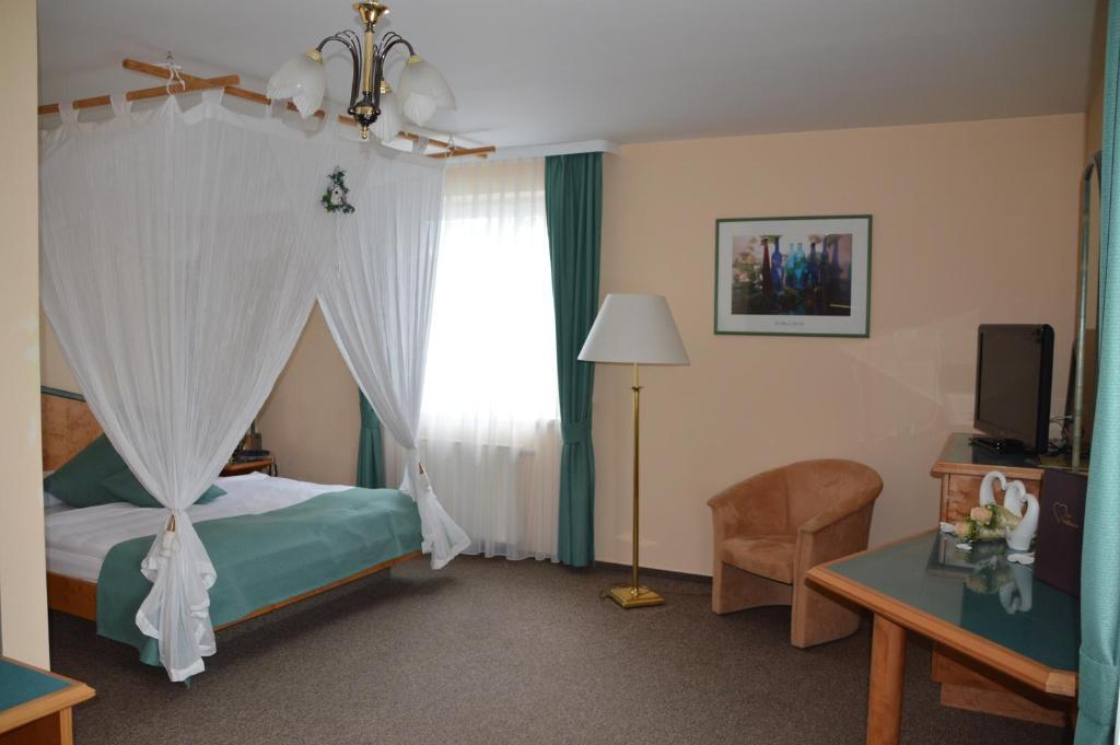 Postel nebo postele na pokoji v ubytování Hotel Auerhahn