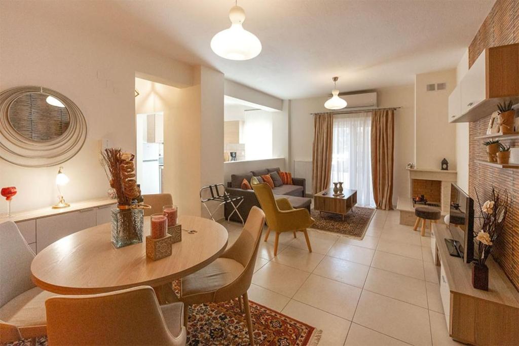 sala de estar con mesa, sillas y sofá en V Luxury Apartment 4, en Ioannina