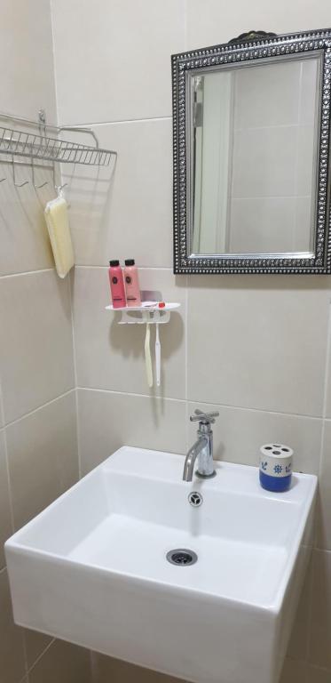 A bathroom at LovelyHome@Geo Linked BRT/Sunway/Medical 中文房东