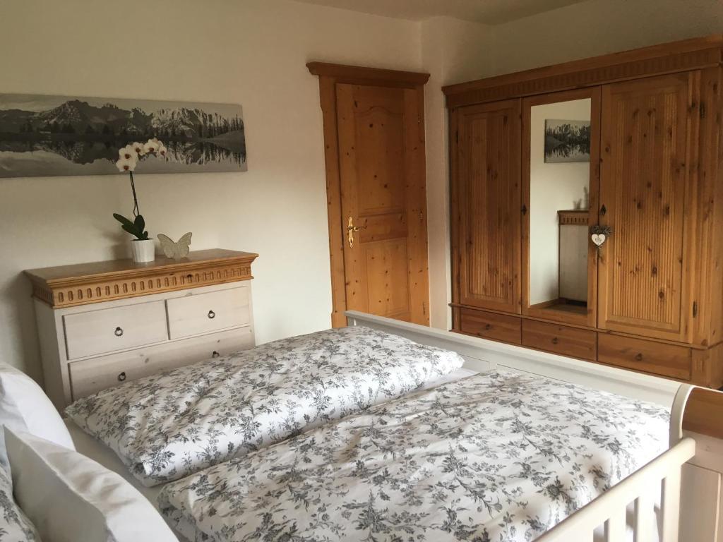 Postel nebo postele na pokoji v ubytování Apartment Hahnenkammblick