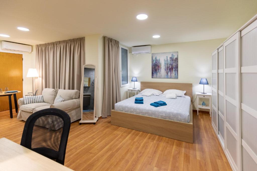 een hotelkamer met een bed en een bank bij Athens Kyniska Studio in Athene